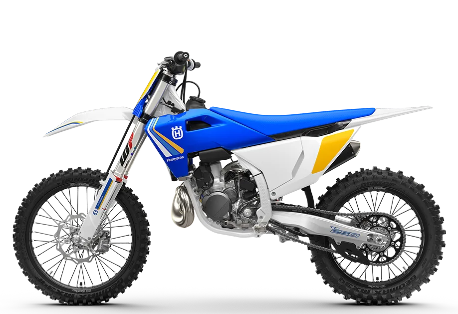 Husqvarna TC 250 Heritage 2025 Motocross-Motorrad in Seitenansicht, blau-weiße Lackierung, vor weißem Hintergrund.