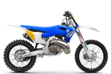 Motorrad Husqvarna TC 300 Heritage in Seitenansicht mit blauer, weißer und gelber Verkleidung