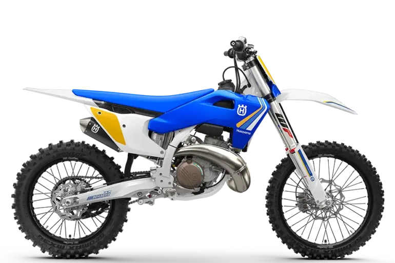 Motorrad Husqvarna TC 300 Heritage in Seitenansicht mit blauer, weißer und gelber Verkleidung