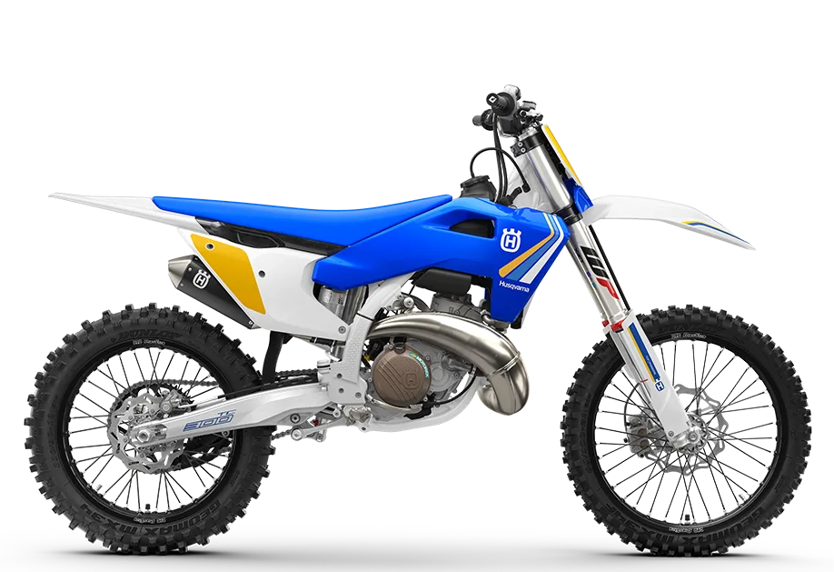 Motorrad Husqvarna TC 300 Heritage in Seitenansicht mit blauer, weißer und gelber Verkleidung