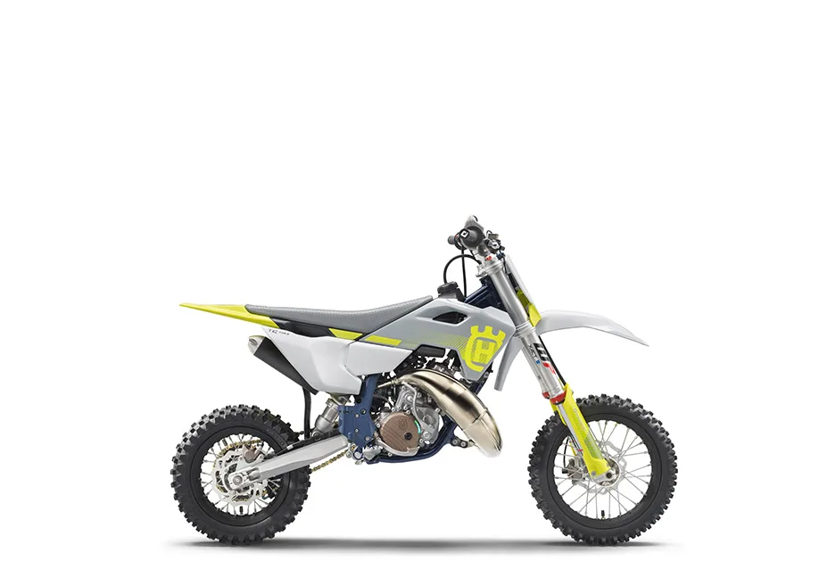 Seitenansicht der Husqvarna TC 50 2026 als Kinder-Motocross-Motorrad mit moderner Technik.