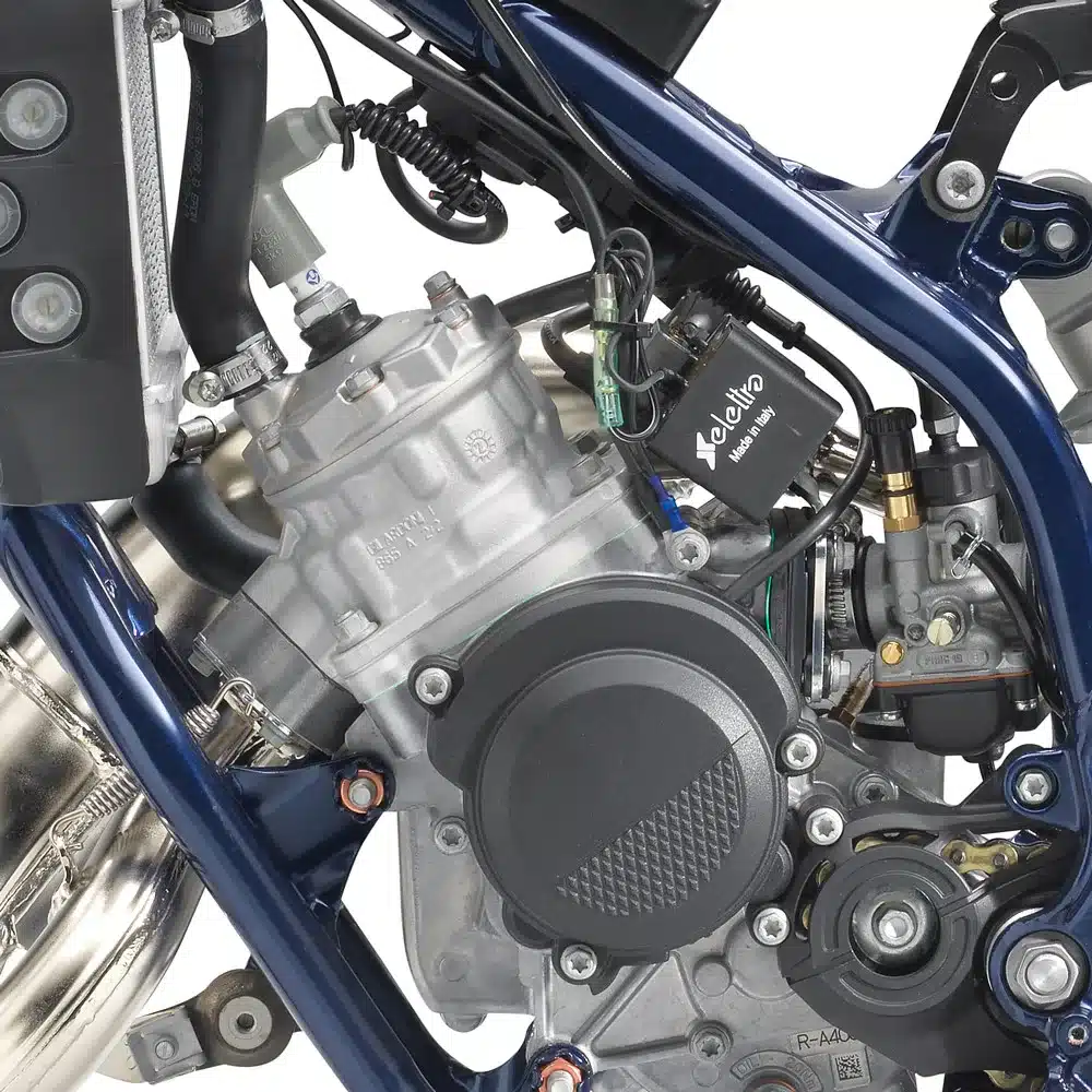 Detailansicht des Motors der Husqvarna TC 50 2026, mit Vergaser, Aluminiumrahmen und technischen Komponenten.