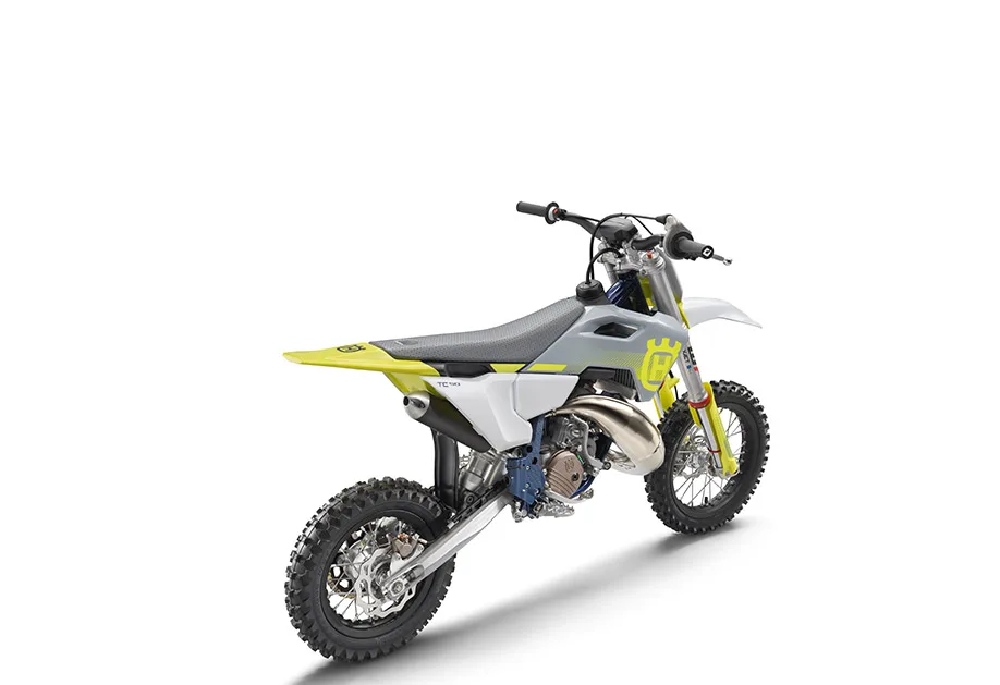 Husqvarna TC 50 2026 Kindercross-Motorrad mit moderner Technik und anpassbarem Fahrwerk, Ansicht schräg von hinten.