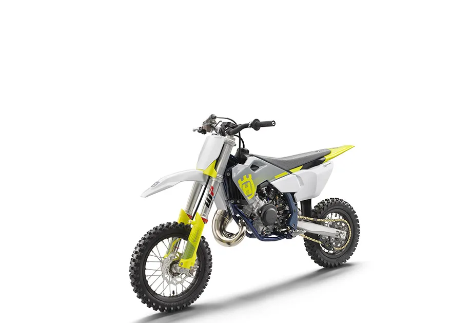 Seitliche Ansicht der Husqvarna TC 50 2026, einem Kindercrosser mit moderner Motocross-Technik