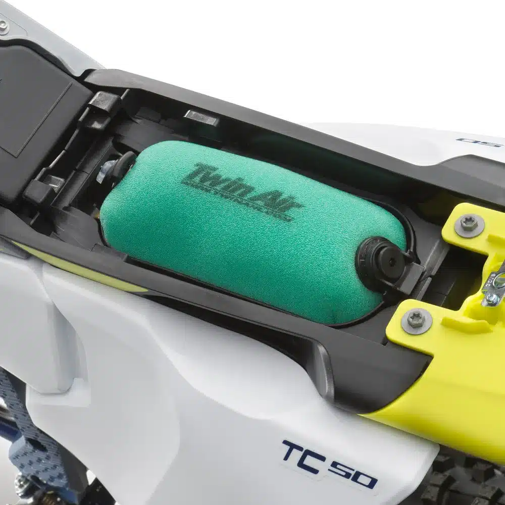 Nahaufnahme des montierten Luftfilters in einer Husqvarna TC 50 2026