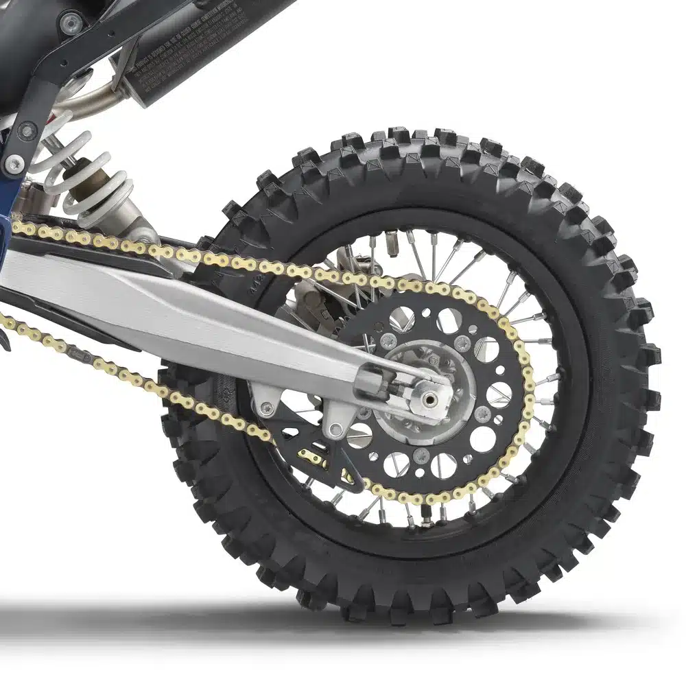 Hinterrad mit grobstolligem Reifen, Aluminium-Schwinge, Kette und Bremsscheibe an der Husqvarna TC 65 2026