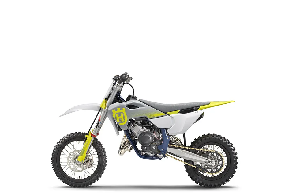 Motocross-Motorrad Husqvarna TC 65 2026 von der Seite fotografiert