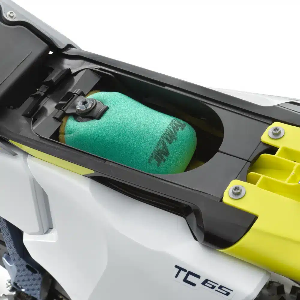Nahaufnahme des Twin-Air-Luftfilters der Husqvarna TC 65 2026 unter der Sitzbank
