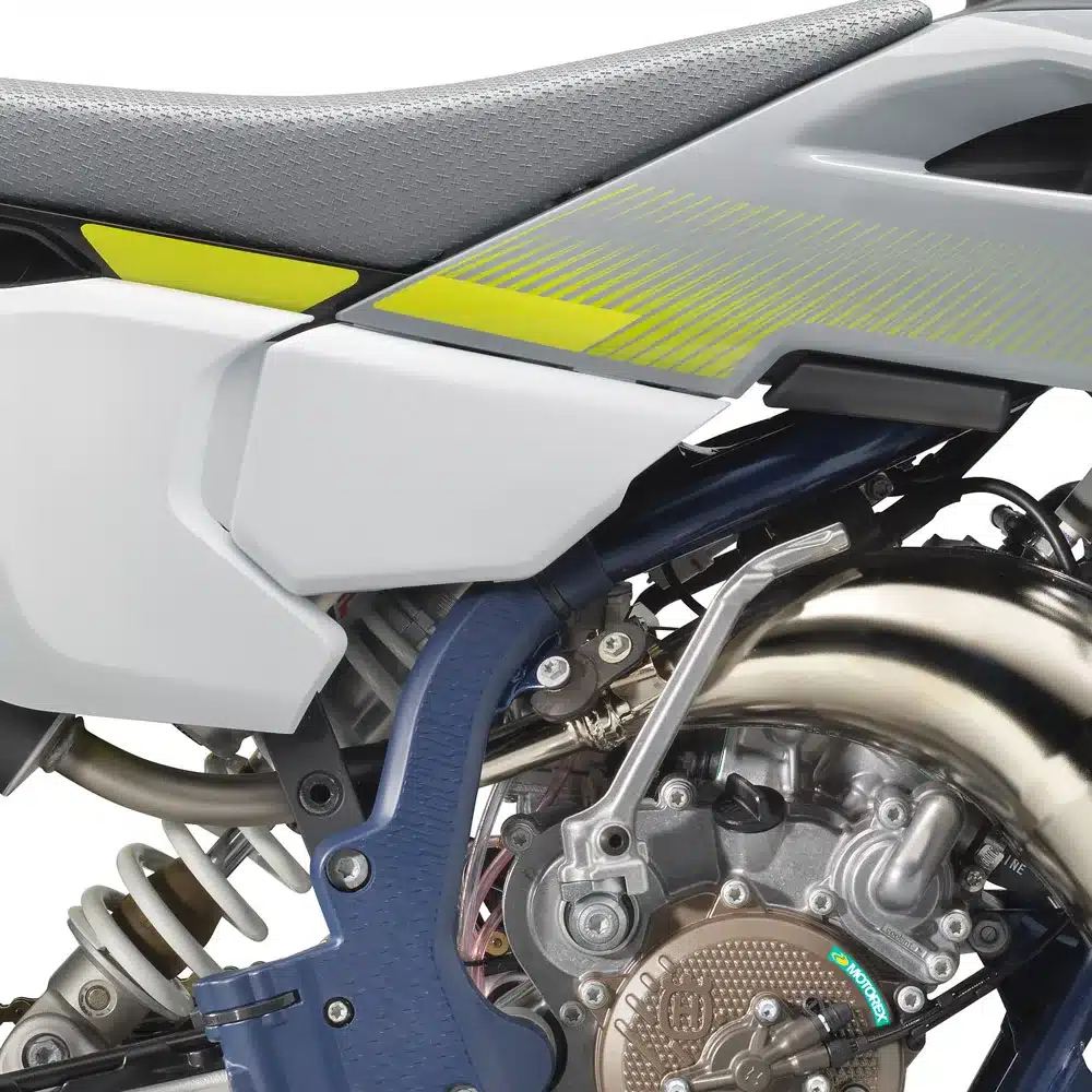 Detailansicht des Motors, Rahmens und Fahrwerks der Husqvarna TC 65 2026.