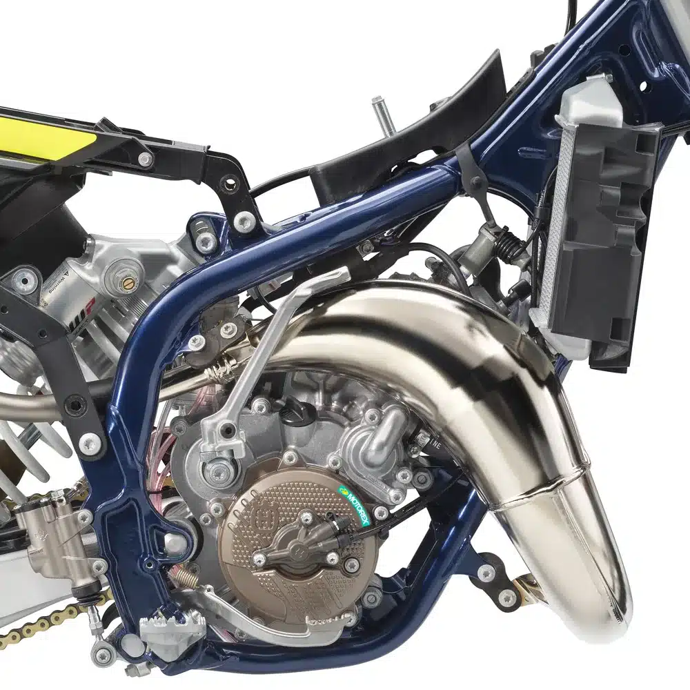 Nahaufnahme des Motors und Rahmens einer Husqvarna TC 65 2026 Motocross-Maschine