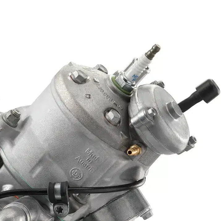 Nahaufnahme des Motors der Husqvarna TC 65 2026 mit Zündkerze und Kühlungsanschlüssen