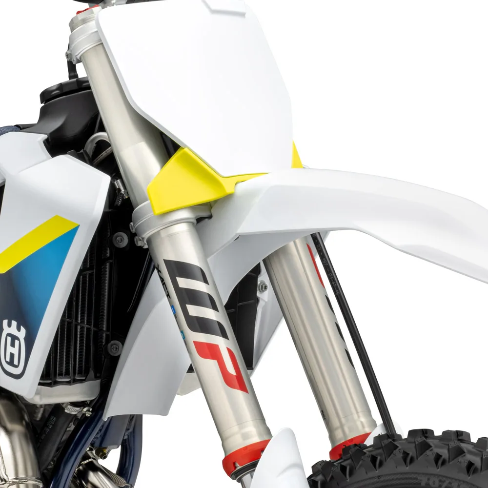 Nahaufnahme der WP XACT 43 WP Upside-Down-Gabel an einer Husqvarna TC 85 19/16 2026 Motocross-Maschine