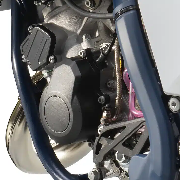 Detailansicht des 2-Takt-Motors der Husqvarna TC 85 19/16 (Modelljahr 2026) mit sichtbaren Rahmen- und Motorkomponenten.