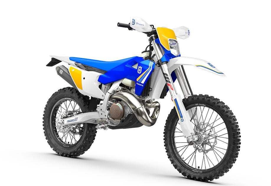 Husqvarna TE 250 Heritage 2025 in Blau-Gelb-Weiß, Enduro-Motorrad, Seitenansicht auf weißem Hintergrund