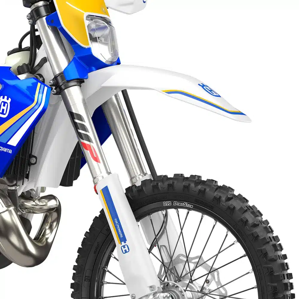 Nahaufnahme der Frontpartie der Husqvarna TE 250 Heritage 2025 mit WP XACT Fahrwerk