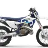 Husqvarna TE 300 2026 Enduro-Motorrad in Seitenansicht, weiß-blaues Design, abgestellt auf weißem Hintergrund.