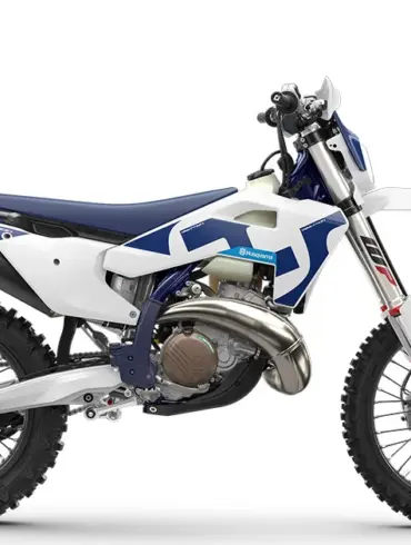 Husqvarna TE 300 2026 Enduro-Motorrad in Seitenansicht, weiß-blaues Design, abgestellt auf weißem Hintergrund.