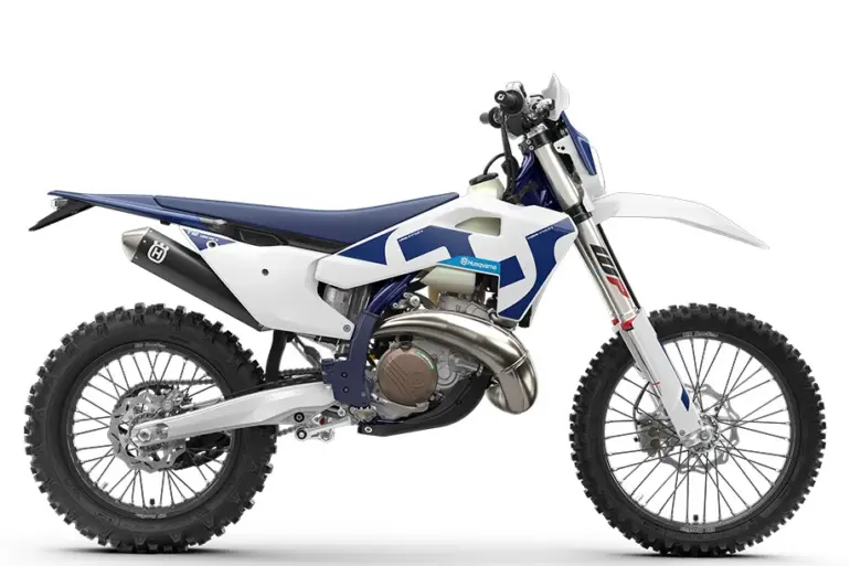 Husqvarna TE 300 2026 Enduro-Motorrad in Seitenansicht, weiß-blaues Design, abgestellt auf weißem Hintergrund.