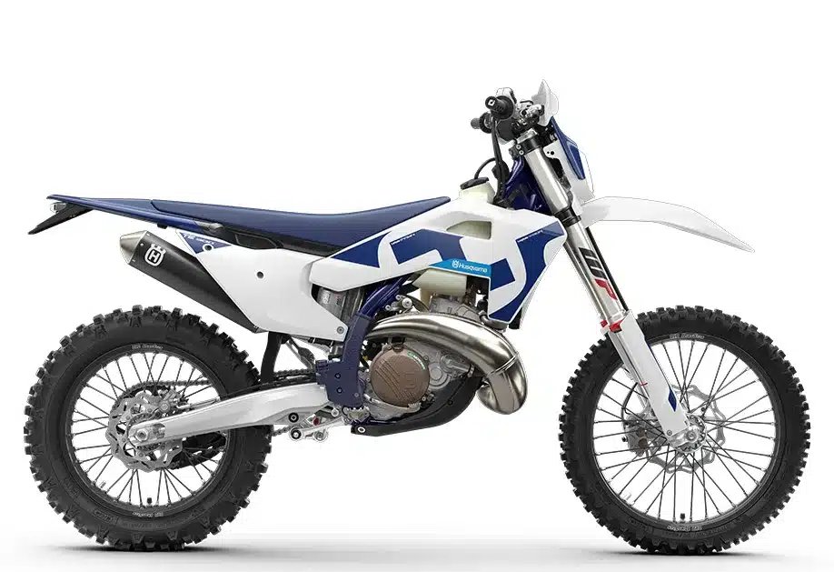 Husqvarna TE 300 2026 Enduro-Motorrad in Seitenansicht, weiß-blaues Design, abgestellt auf weißem Hintergrund.