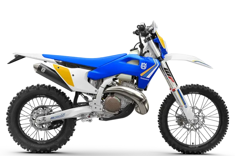 Seitenansicht der Husqvarna TE 300 Heritage mit blauer Sitzbank und markanten Heritage-Grafiken.