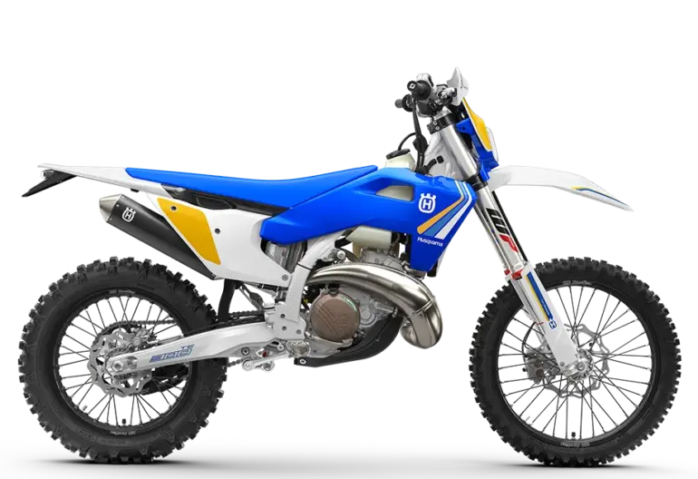 Seitenansicht der Husqvarna TE 300 Heritage mit blauer Sitzbank und markanten Heritage-Grafiken.