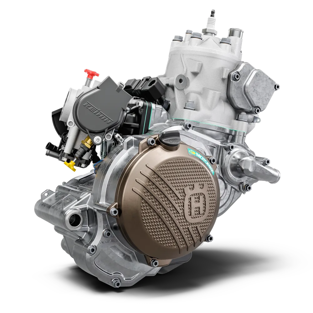 Detailaufnahme des Zweitakt-Motors der Husqvarna TE 300 Heritage mit Keihin-Einspritzanlage.