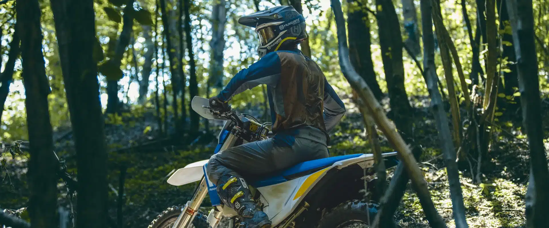 Husqvarna TE 300 Heritage Enduro-Motorrad im Einsatz im dichten Wald