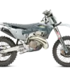 Husqvarna TE 300 Pro 2026 Enduro-Motorrad in grauer Ausführung, seitlich fotografiert.