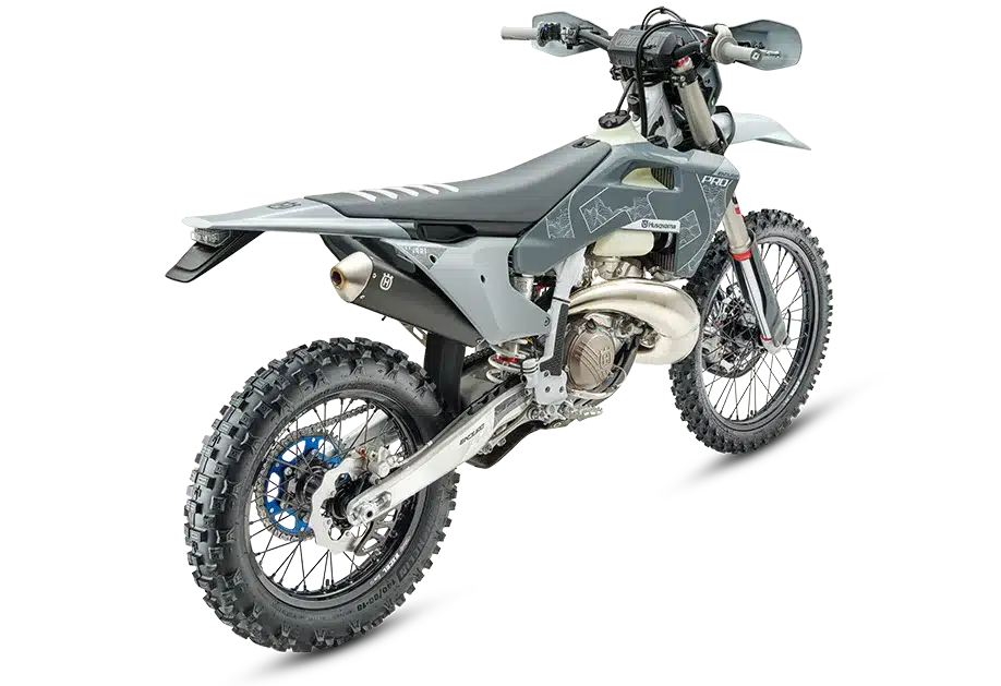 Husqvarna TE 300 Pro 2026 von hinten seitlich, graue Karosserie mit sportlichem Enduro-Design und robusten Geländereifen.