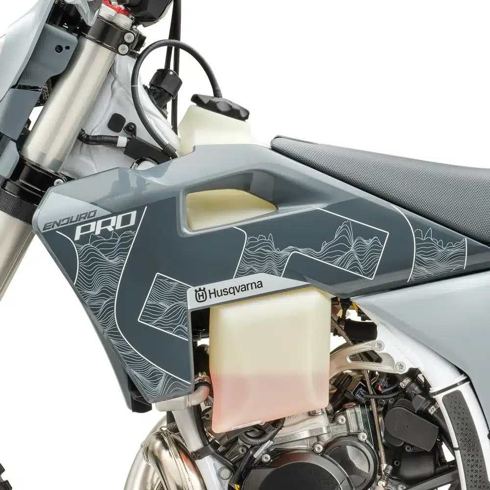 Detailansicht des Tanks und Rahmens der Husqvarna TE 300 Pro 2026 in Grau mit Enduro PRO-Grafik.