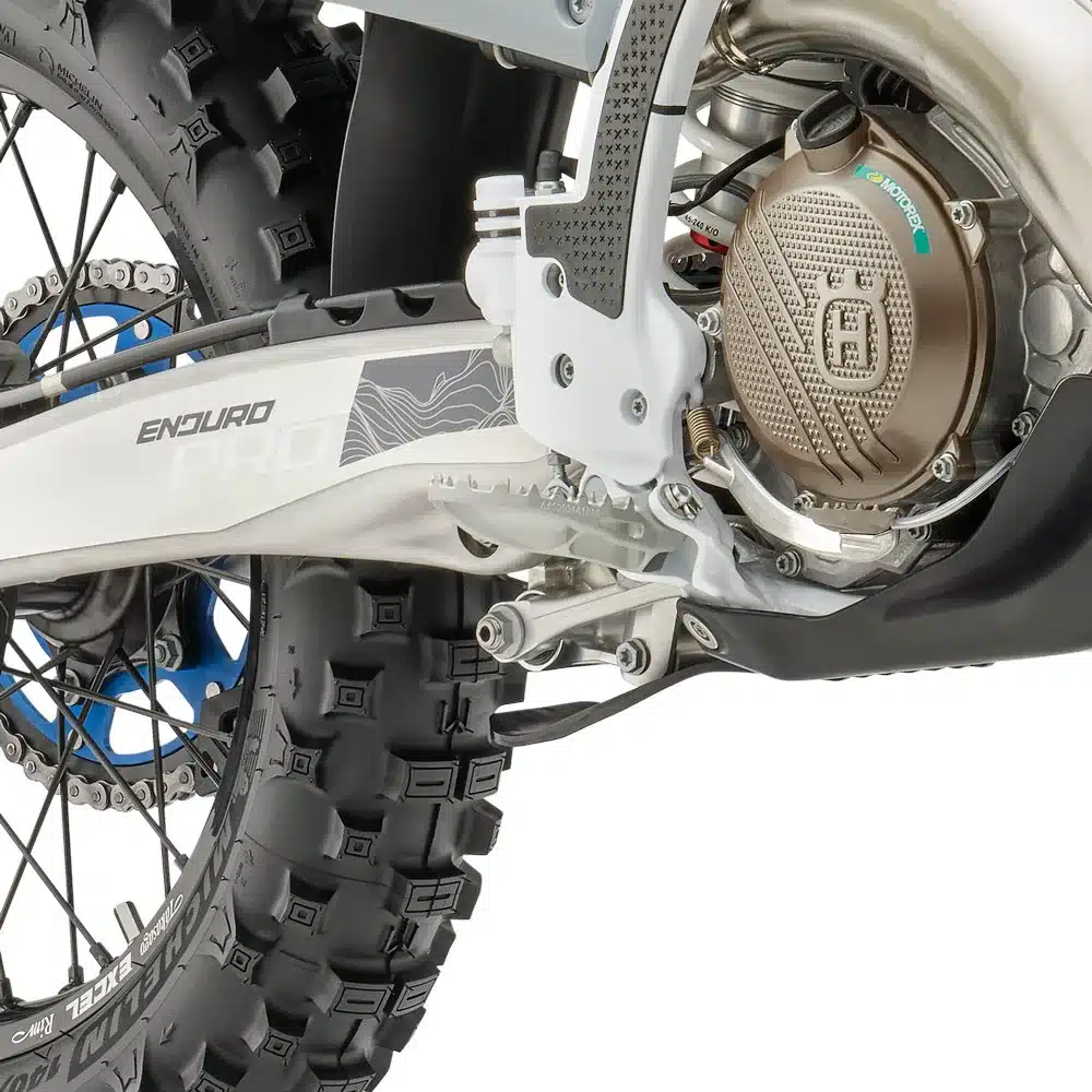 Detailansicht des Hinterrads, Motors und Rahmens der Husqvarna TE 300 Pro 2026 Enduro.