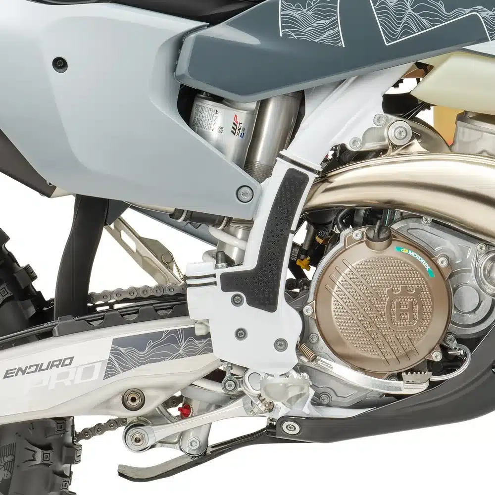 Detailaufnahme des Motors, Rahmens und Umlenksystems der Husqvarna TE 300 Pro 2026