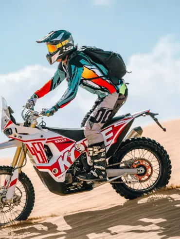 KOVE 450 Rally Motorrad mit Fahrer beim Offroad-Einsatz in der Wüste