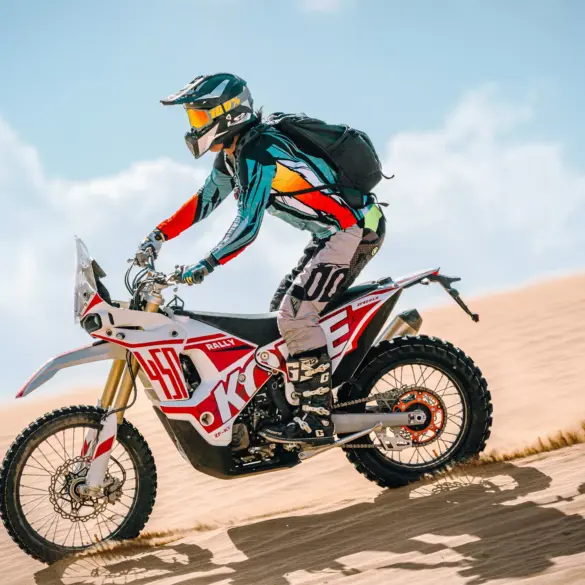 KOVE 450 Rally Motorrad mit Fahrer beim Offroad-Einsatz in der Wüste