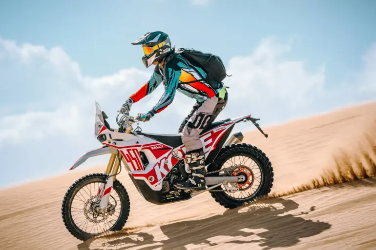 KOVE 450 Rally Motorrad mit Fahrer beim Offroad-Einsatz in der Wüste