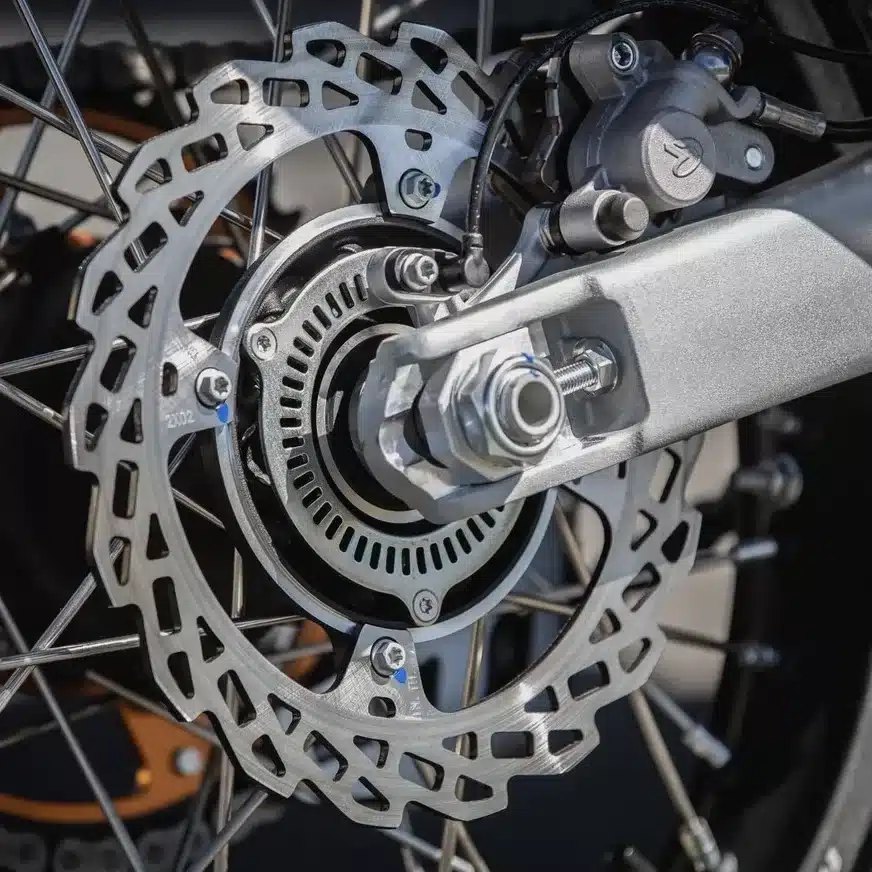 Detailfoto der hinteren Bremsscheibe und Bremszange einer Enduro-Motorradspeiche, vermutlich KOVE 450 Rally