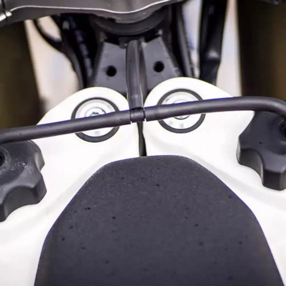 Nahaufnahme des großzügigen 32-Liter-Tanks und Sitzes der KOVE 450 Rally