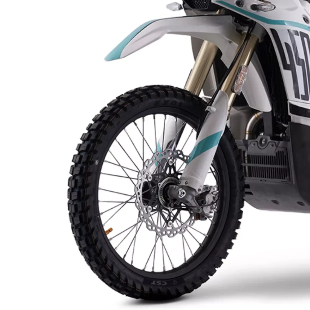 Vorderer Teil der KOVE 450 Rally mit Vorderrad und Fahrwerkskomponenten