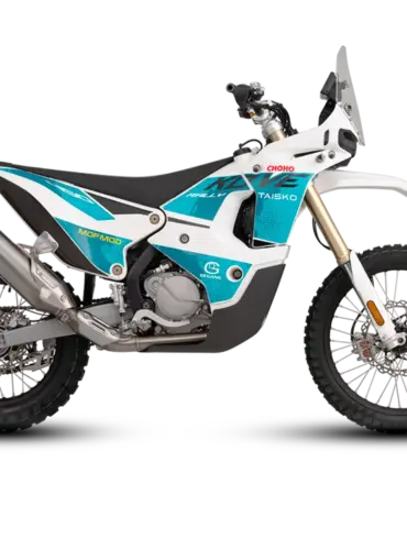 Seitenansicht der Kove 450 Rally, Rally-Motorrad mit großem Tank und Offroad-Ausstattung.