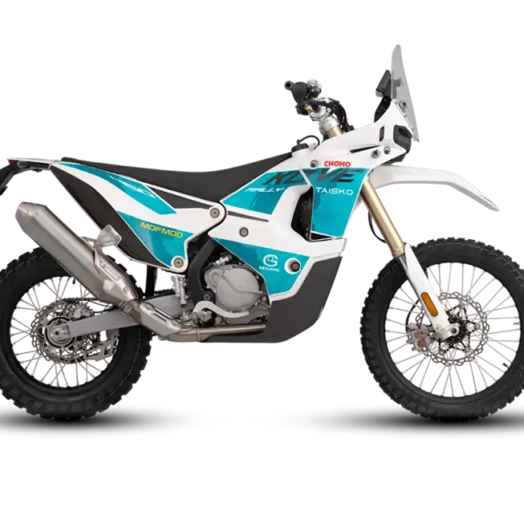 Seitenansicht der Kove 450 Rally, Rally-Motorrad mit großem Tank und Offroad-Ausstattung.