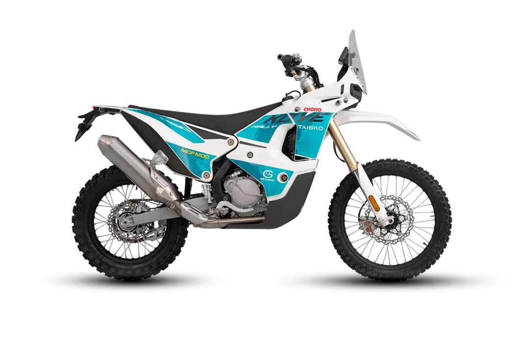 Seitenansicht der Kove 450 Rally, Rally-Motorrad mit großem Tank und Offroad-Ausstattung.