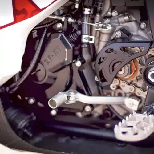 Nahaufnahme vom Motor und der Schaltmechanik der Kove 450 Rally