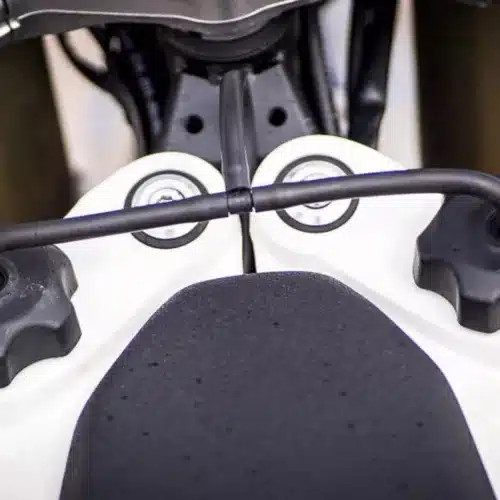 Nahaufnahme der drei Tanks im Cockpit der Kove 450 Rally