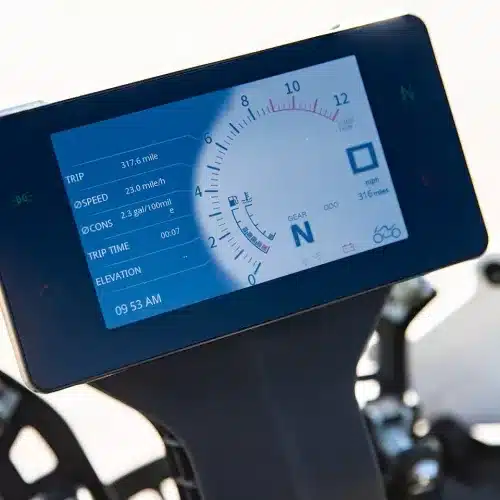 TFT-Instrumentendisplay der Kove 450 Rally mit Geschwindigkeit, Drehzahlmesser und Verbrauchsanzeige