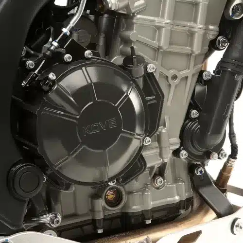 Nahaufnahme des KOVE 800X PRO Zweizylindermotors mit Gehäuse und verschiedenen Anbauteilen.