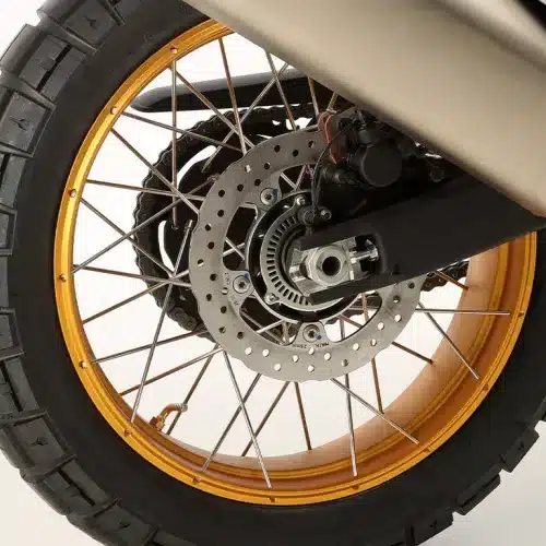 Goldenes Speichenrad mit breiter Endurobereifung und Scheibenbremse an der KOVE 800X PRO