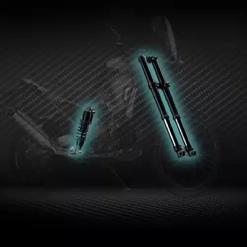 Die voll einstellbare KYB-Gabel und das KYB-Federbein der KOVE 800X PRO vor schwarzem Hintergrund