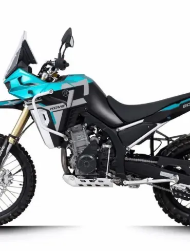 Kove 800X Rally Motorrad in Seitenansicht mit Offroad-Bereifung und schlankem Rallye-Design.
