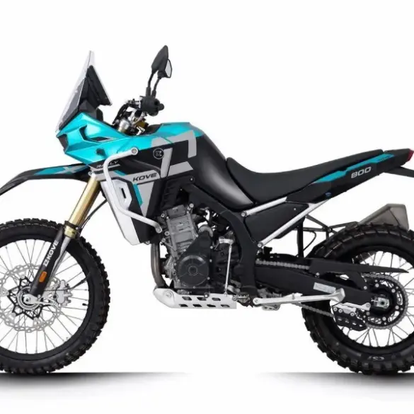 Kove 800X Rally Motorrad in Seitenansicht mit Offroad-Bereifung und schlankem Rallye-Design.