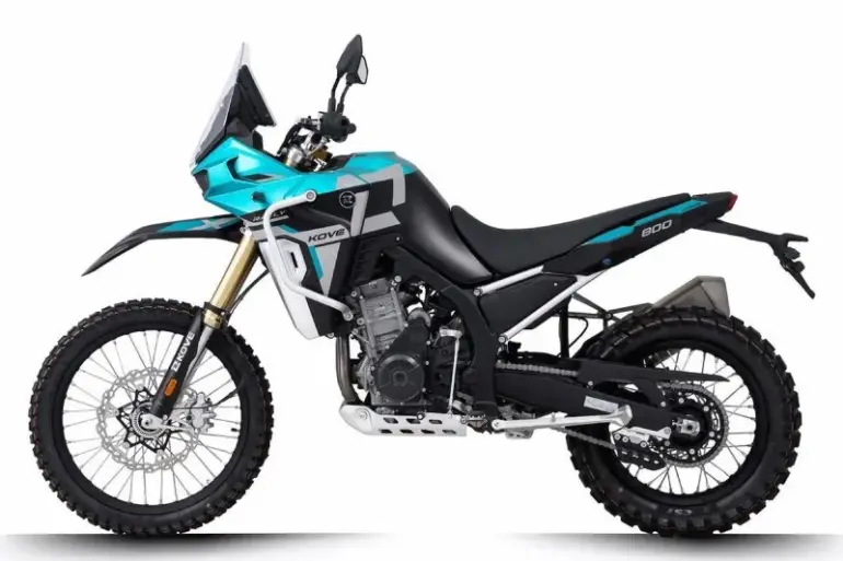 Kove 800X Rally Motorrad in Seitenansicht mit Offroad-Bereifung und schlankem Rallye-Design.